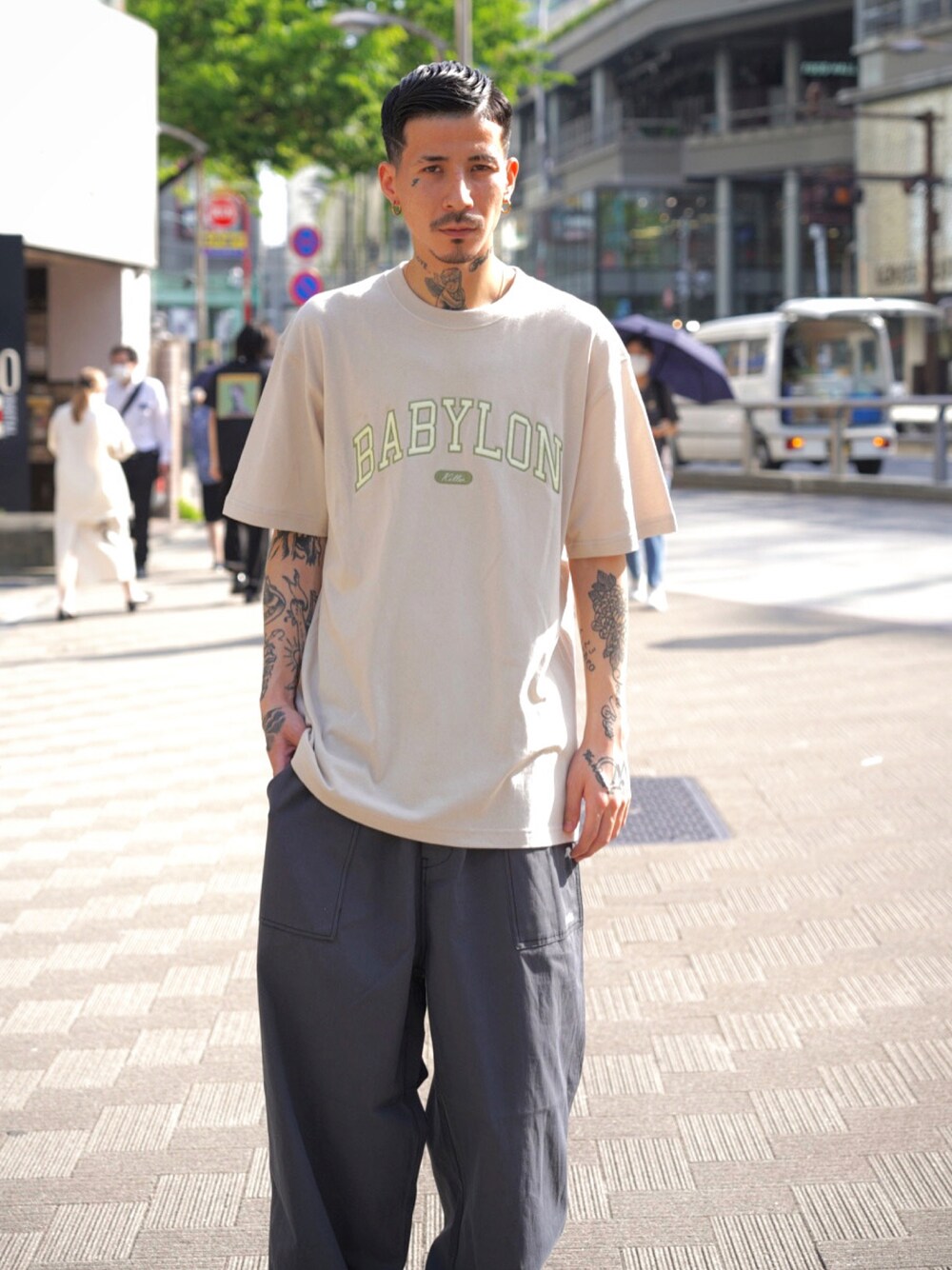 「Subciety、NineMicrophones」｜「SubcietyのBABYLON COLLEGE TEE（Tシャツ/カットソー、グリーン系）」を使った、Felipe Fumio Kikutaさん（メンズ・175cm）の春コーディネートの1枚目の写真