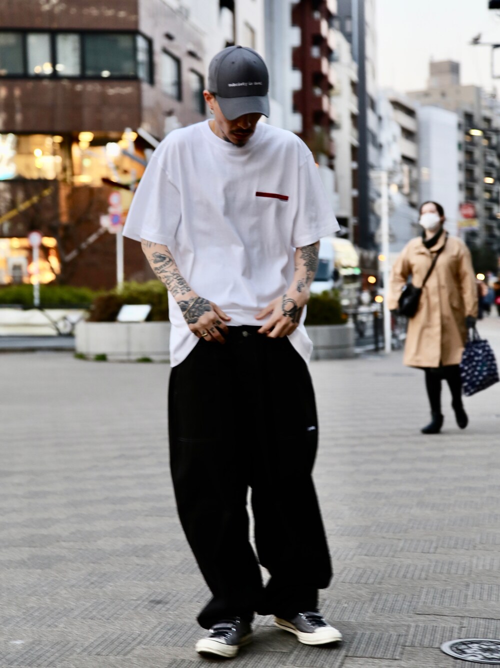 「subciety、NineMicrophones」｜「SubcietyのBOOTLEG BRAND S/S（Tシャツ/カットソー、ホワイト系）」を使った、Felipe Fumio Kikutaさん（メンズ・175cm）の春コーディネートの1枚目の写真