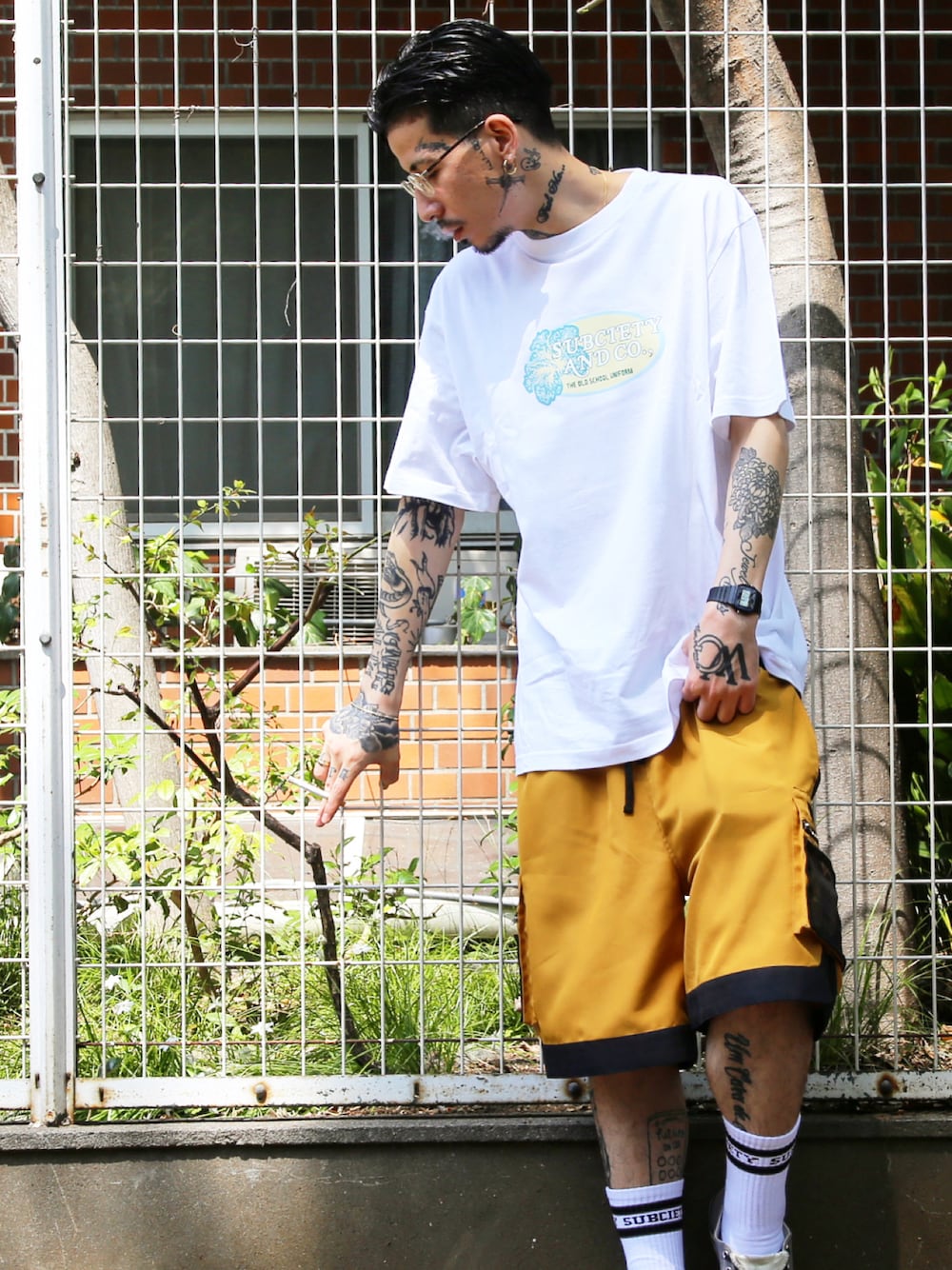 「Subciety、NineMicrophones」｜「NineMicrophonesのBASKET CARGO SHORTS（その他パンツ、イエロー系）」を使った、Felipe Fumio Kikutaさん（メンズ・175cm）の春コーディネートの1枚目の写真