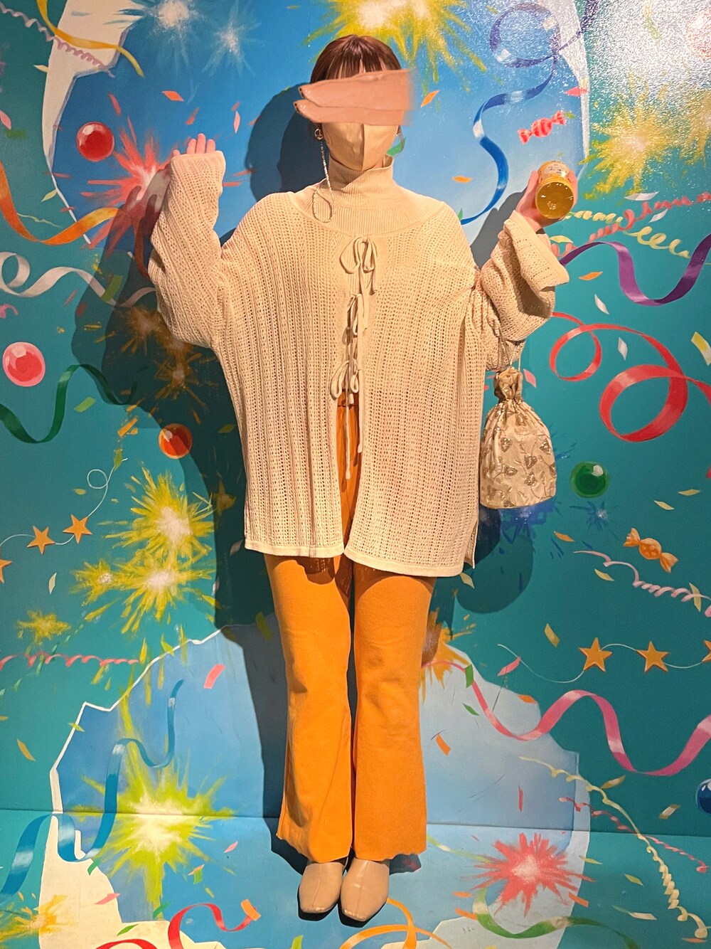 「ごきげんウィーク、オトナカジュアル、休日スタイル、レイヤードスタイル、カラーパンツ、フレアパンツ、ショートブーツ、プチプラ、ビタミンカラー、きれいめカジュアル」｜「Kastaneのメロウフレアパンツ（その他パンツ、オレンジ系）」を使った、nipiさん（レディース・162cm）の春コーディネートの1枚目の写真