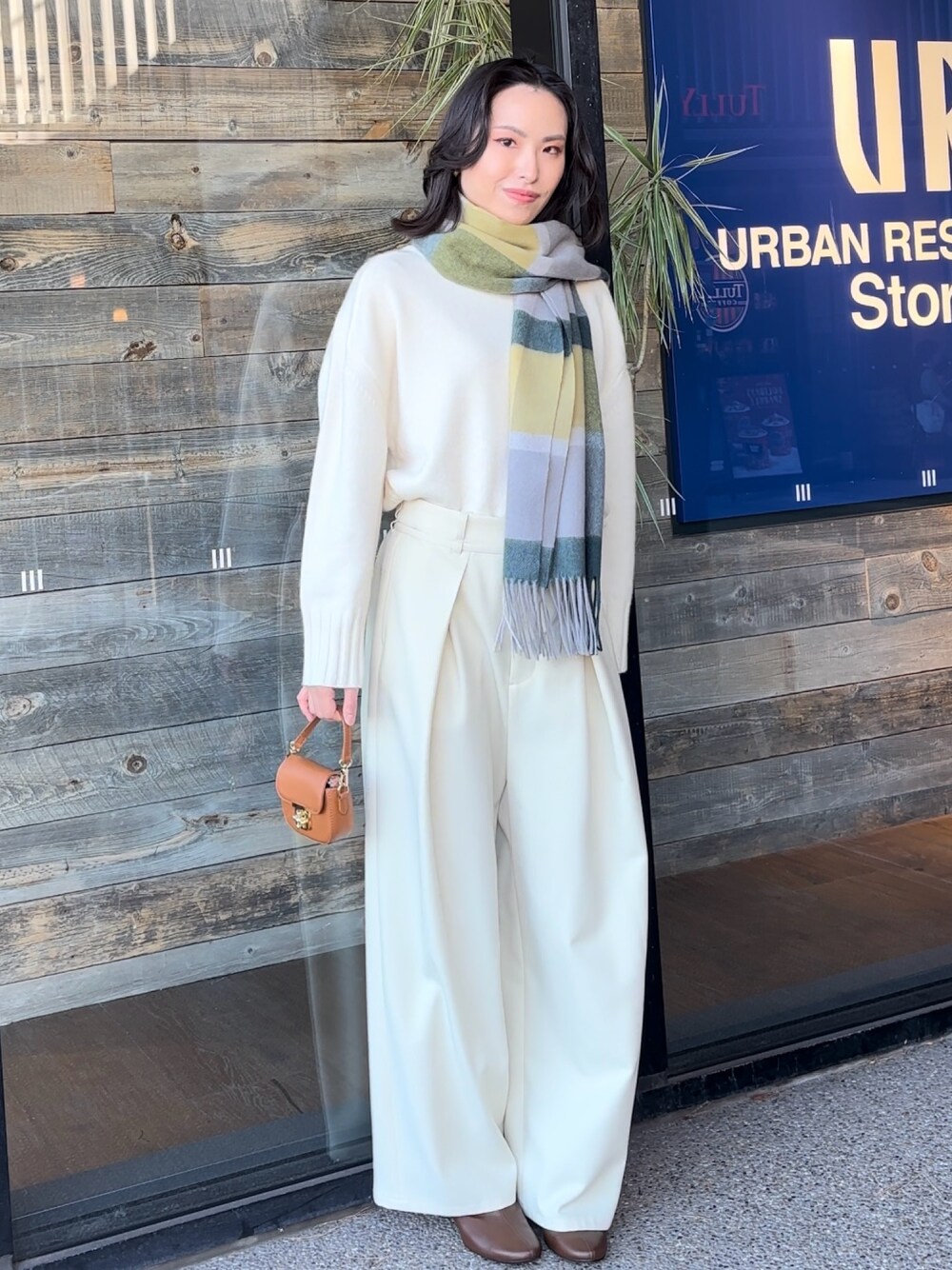 「RODE SKO、URBAN RESEARCH、イエロー、オフ、クルーネック、クリーム、フロントタック、パンツ、ストール、チェック柄、ブーツ、バッグ、キレイめ、ホワイトコーデ、冬コーデ」｜「URBAN RESEARCHのウールカシミヤストール（ストール/ショール、グリーン系）」を使った、Reiさん（レディース・163cm）の冬コーディネートの1枚目の写真