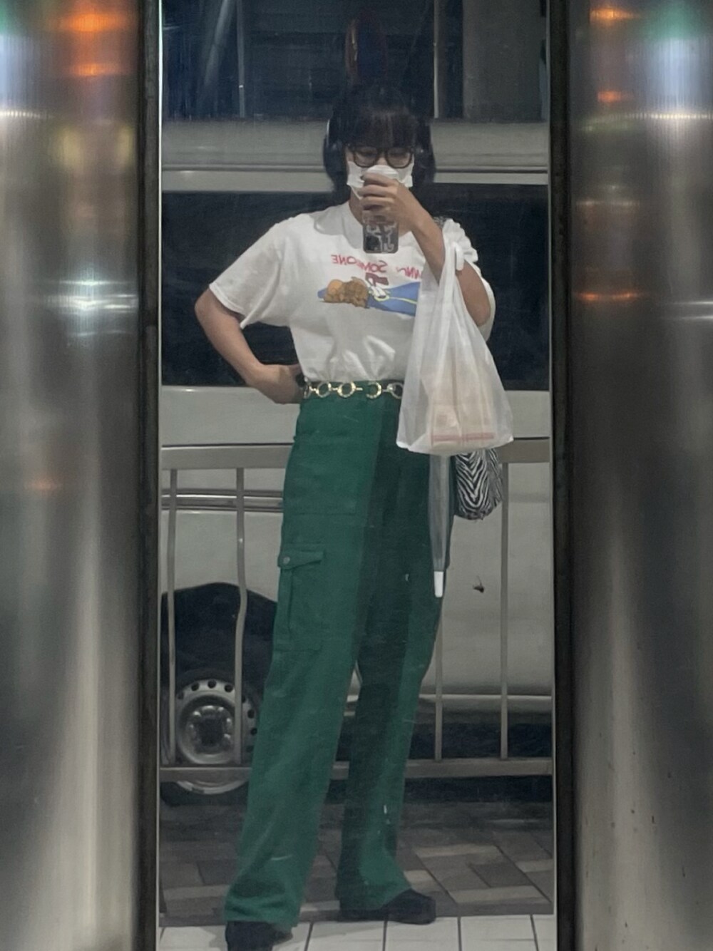 「メンズライク、ストリート、緑、ゆったりコーデ、高身長コーデ、秋冬コーデ、めがね、古着MIX、shein、ootd」｜「FRUIT OF THE LOOMのアイテム（Tシャツ/カットソー、ホワイト系）」を使った、🌐さん（レディース・165cm）の秋コーディネートの1枚目の写真