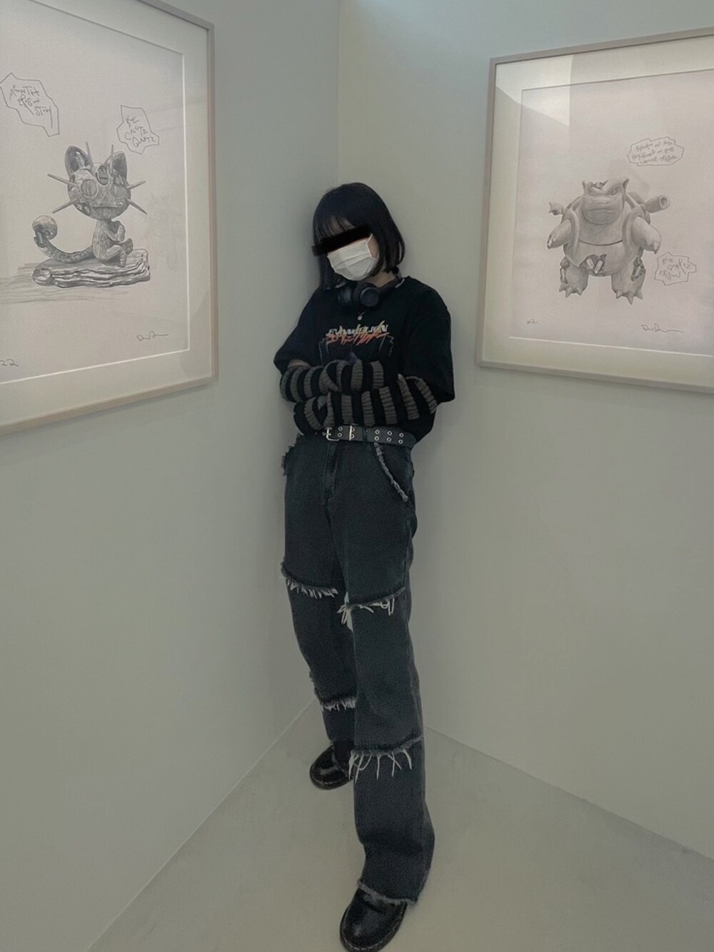「FUDGEBOYのトラッドスタイル、大人コーデ、アームウォーマー、モード、モードストリート、フレアパンツ、メンズライク、ロック、タックイン、ブラックコーデ」｜「Dr. Martensのアイテム（ブーティ、ブラック系）」を使った、🌐さん（レディース・165cm）の春コーディネートの1枚目の写真