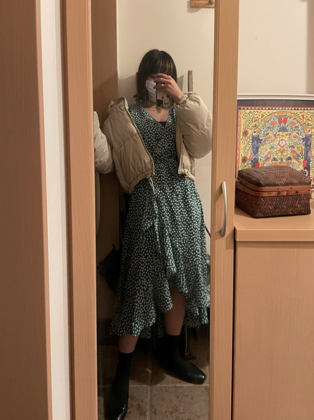 ホワイト系のダウンジャケット/コート、グリーン系のワンピース、ブラック系のシューズを着用したレディースの秋コーディネートの1枚目の写真