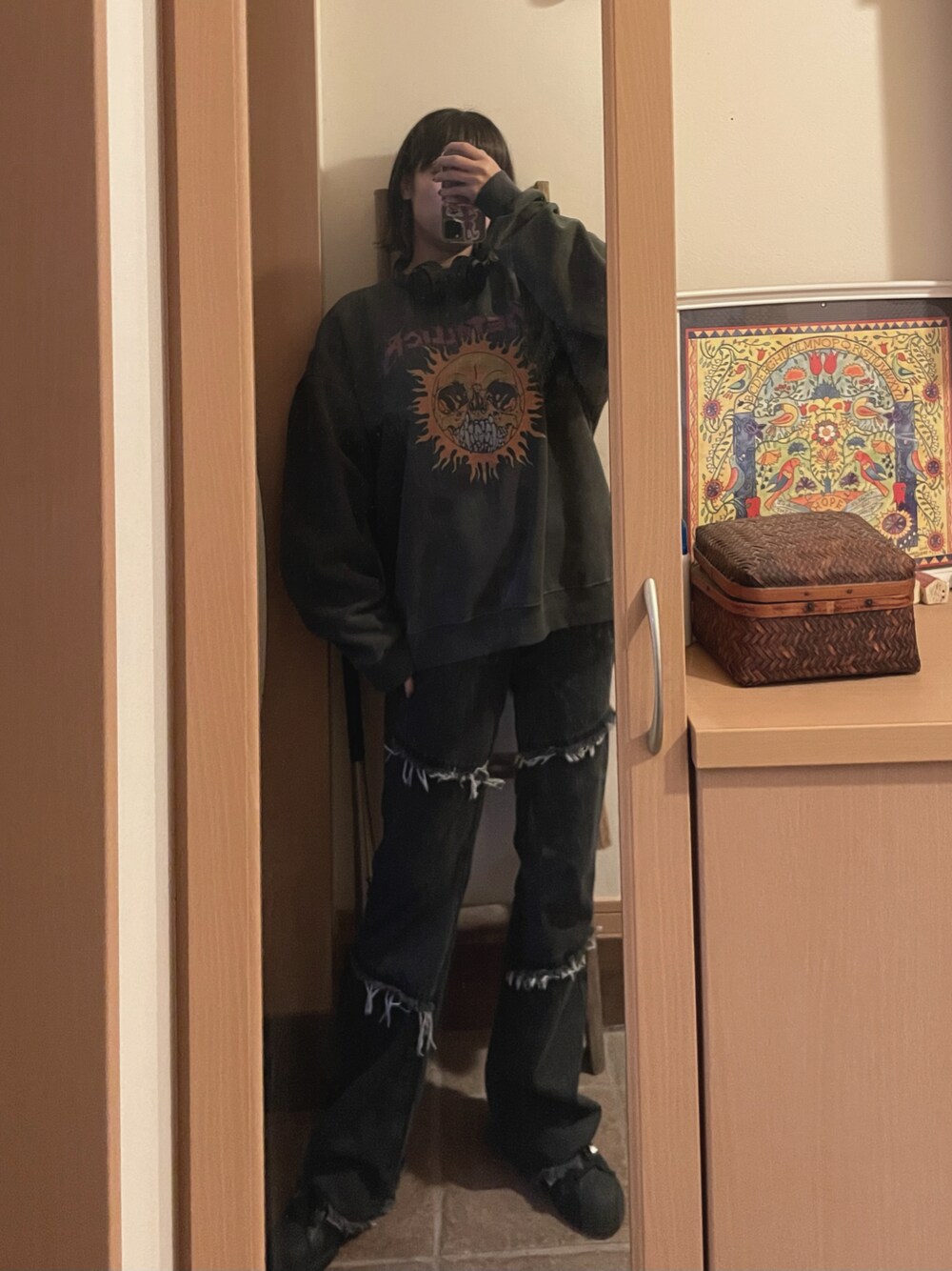 「韓国ファッション、ストリート、アメカジ、フレアパンツ、デニム、ロック、バンドT、メンズライク、ブラック、ootd」｜「raucohouseのアイテム（トップス、ブラック系）」を使った、🌐さん（レディース・165cm）の秋コーディネートの1枚目の写真