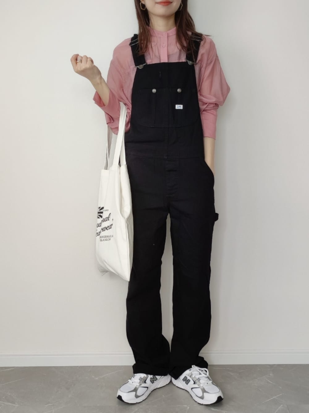 ブラック系のサロペット/オーバーオール、ピンク系のシャツ/ブラウス、ホワイト系のスニーカーを着用したレディースの秋コーディネートの1枚目の写真