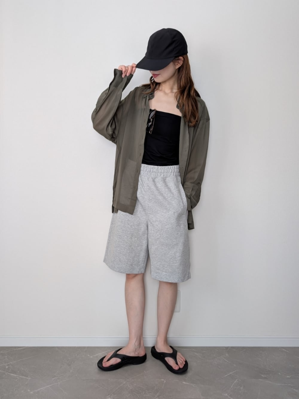 スウェットパンツを使った「シアーシャツ」の人気ファッション