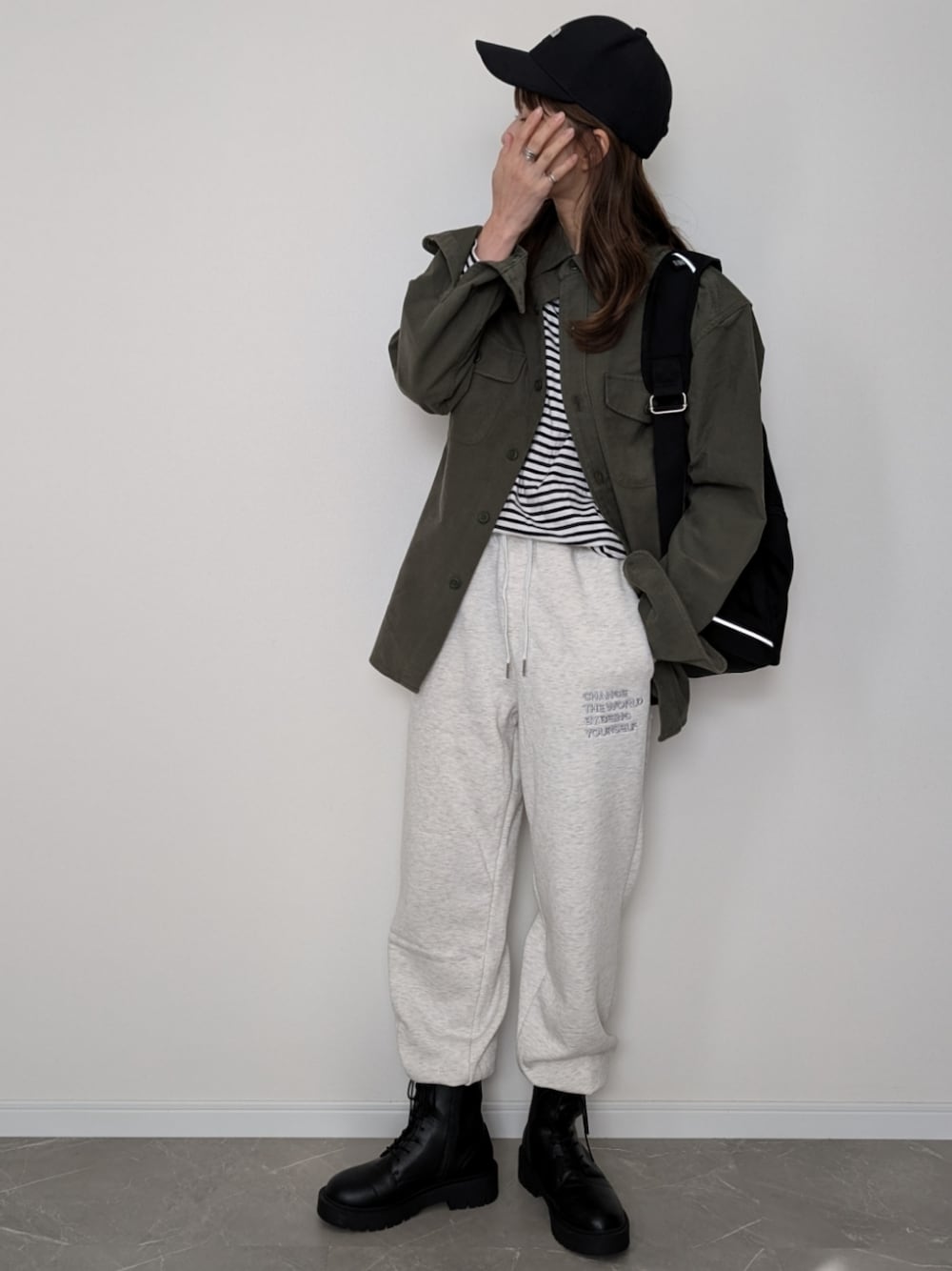 「couro、スウェット、スウェットパンツ、スウェットコーデ、ブーツ、ボーダー、シャツスタイル、ワークシャツ、キャップ、秋コーデ、テーマパークコーデ、メンズライク、大人カジュアル、ママコーデ、ロゴスウェット」｜「UNIQLOのアイテム（Tシャツ/カットソー、ホワイト系）」を使った、HALさん（レディース・162cm）の秋コーディネートの1枚目の写真