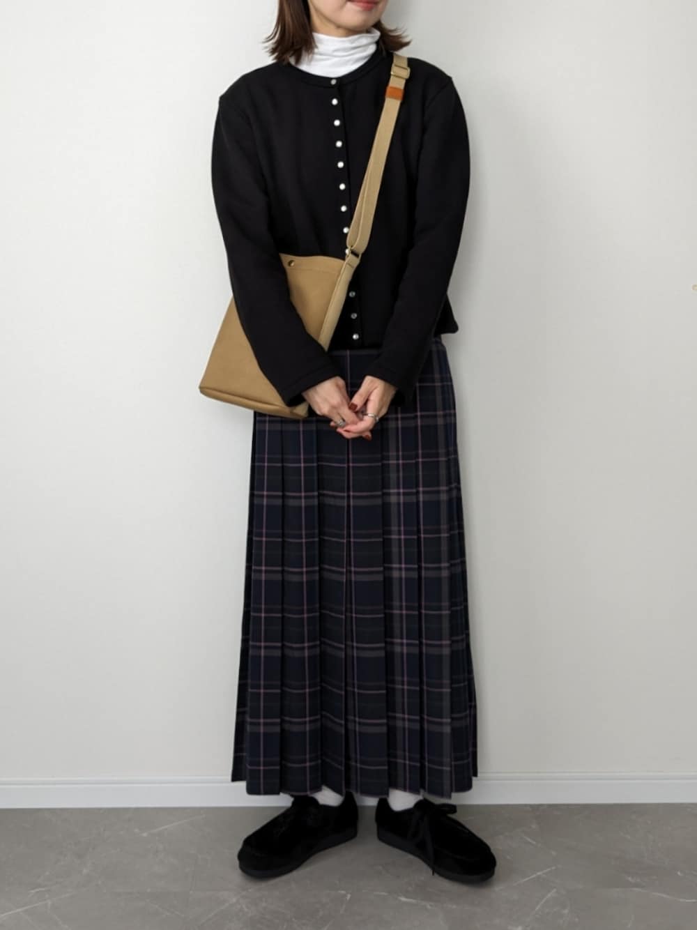 「大人カジュアル、チェックスカート、ロングスカート、プリーツスカート、カーディガン、agnes b.、レイヤードスタイル、タートルネック、モカシン、ショルダーバッグ、秋コーデ、秋服、大人女子、ママコーデ、forksy」｜「forksy.の【forksy.】チェックプリーツロングスカート（スカート、ブルー系）」を使った、HALさん（レディース・162cm）の秋コーディネートの1枚目の写真