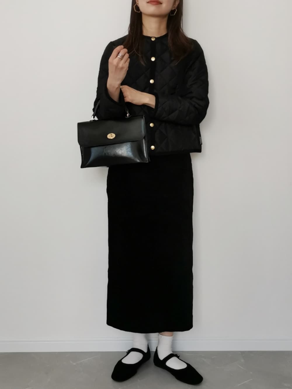 「だから秋服が好き、キルティングジャケット、オールブラック、ブラックコーデ、カンフーシューズ、ハンドバッグ、きれいめカジュアル、大人かわいい、タイトスカート、秋コーデ、スクエアバッグ、モノトーン、休日スタイル、ママコーデ」｜「Traditional WeatherwearのARKLEY（ノーカラージャケット、ブラック系）」を使った、HALさん（レディース・162cm）の秋コーディネートの1枚目の写真