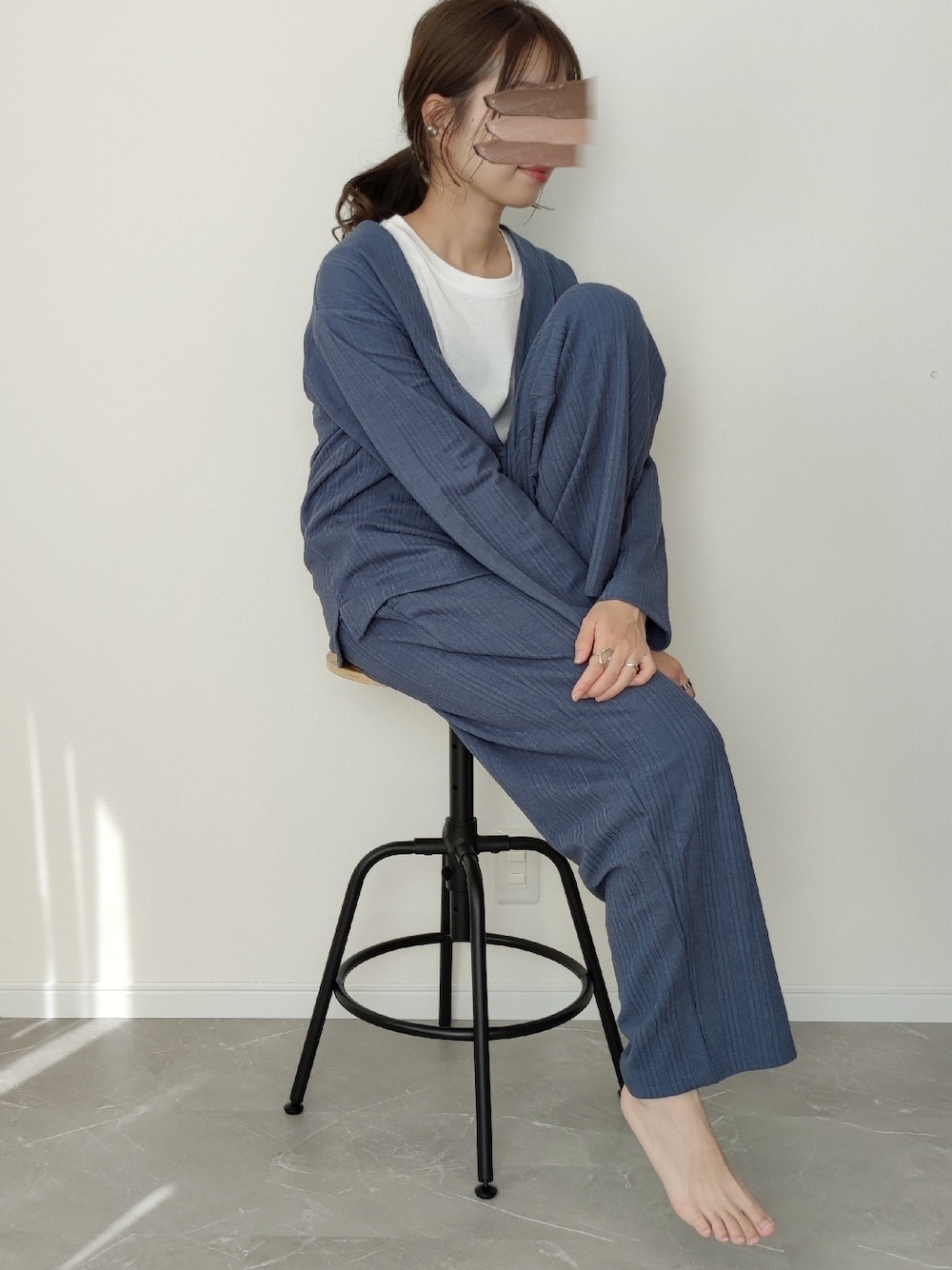 「ルームウェア、部屋着、パジャマ、セットアップ、リラックススタイル、ゆるコーデ、ママコーデ、ジャガード、ブルー、シンプル」｜「sleeping.comの【雑誌 SPRING 7月号掲載】オリジナルの香り付き素材 レディス・ランダムストライプジャガードカットソーロングパンツ（ルームウェア/パジャマ、ブルー系）」を使った、HALさん（レディース・162cm）の秋コーディネートの1枚目の写真