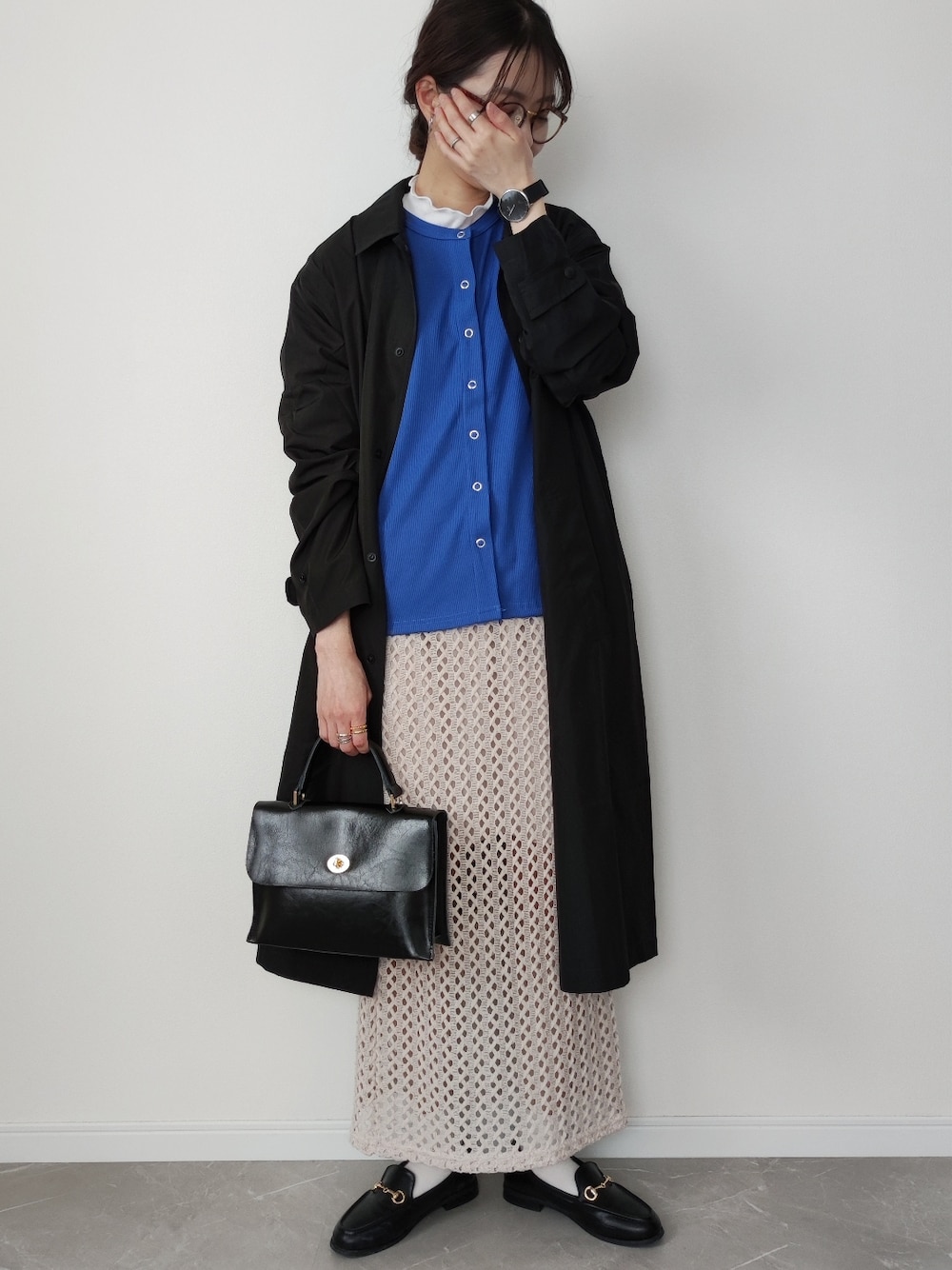 ブルー系のカーディガン/ボレロ、ブラック系のその他シューズ、ベージュ系のスカートを着用したレディースの春コーディネートの1枚目の写真