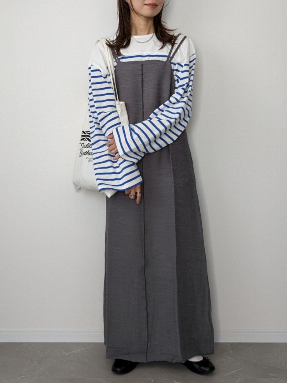 「bab、キャミワンピ、ボーダートップス、ボーダー、ロングワンピース、バレエシューズ、トートバッグ、シンプルコーデ、休日コーデ、春コーデ、ゆるコーデ、きれいめカジュアル、大人可愛い、大人カジュアル、ママコーデ」｜「BabのダブルストラップＩラインキャミワンピース（ワンピース、グレー系）」を使った、HALさん（レディース・162cm）の春コーディネートの1枚目の写真