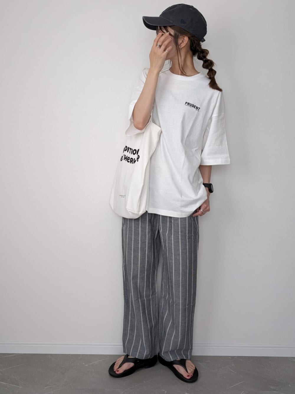「プチプラ、ロゴT、プリントT、Tシャツ、オーバーサイズ、ゆるコーデ、部屋着、リラックススタイル、ワンマイルウェア、イージーパンツ、ユニクロ、WEGO、oofos、サンダルコーデ、キャップ」｜「WEGOのWEGO/【24年春夏新作】アソートグラフィックT（Tシャツ/カットソー、その他）」を使った、HALさん（レディース・162cm）の夏コーディネートの1枚目の写真