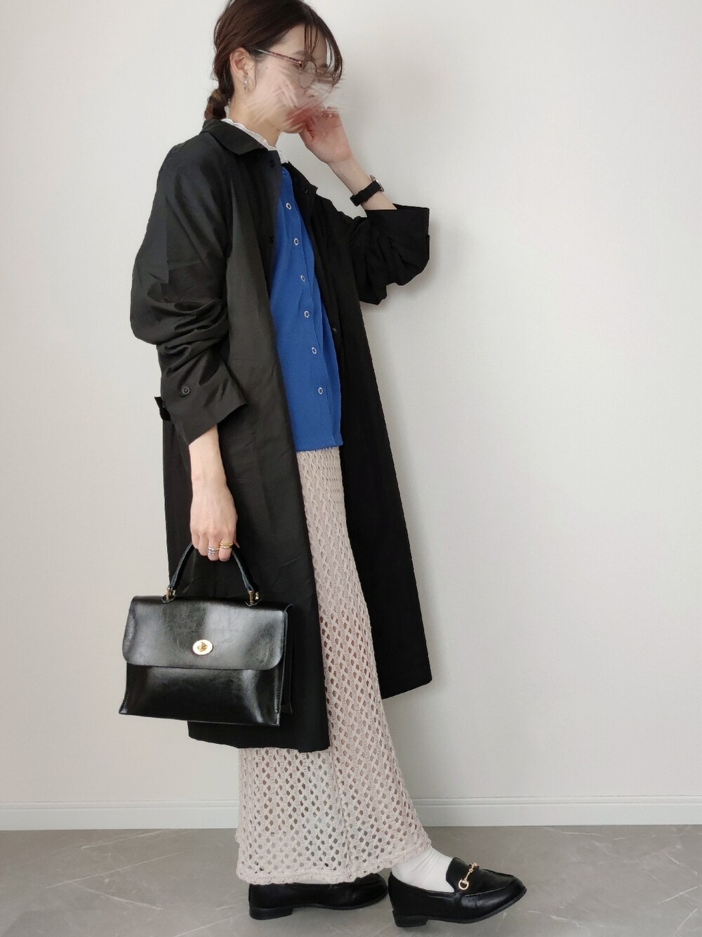 ブルー系のカーディガン/ボレロ、ブラック系のその他シューズ、ベージュ系のスカートを着用したレディースの春コーディネートの2枚目の写真