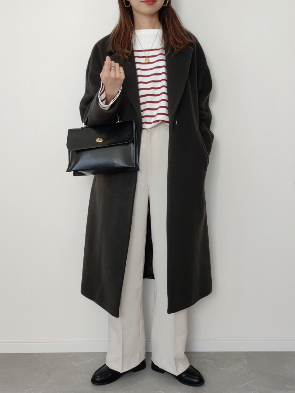 「ボーダー、チェスターコート、ローファー、UNIQLO、ロングコート、大人カジュアル、ユニクロ、休日スタイル、プチプラ、タックパンツ、白パンツ、きれいめカジュアル、シンプルコーデ、ミニバッグ、スクエアバッグ」｜「UNIQLOのボーダーオーバーサイズT（Tシャツ/カットソー、レッド系）」を使った、HALさん（レディース・162cm）の秋コーディネートの1枚目の写真