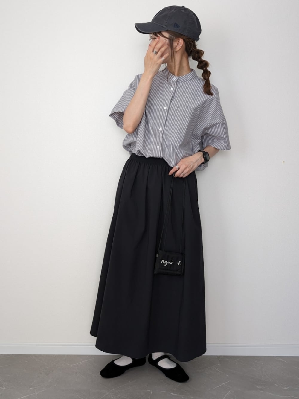 「シャツ好き集まれ、ストライプシャツ、半袖シャツ、JUNOAH、夏コーデ、モノトーンコーデ、バンドカラーシャツ、フレアスカート、ロングスカート、ユニクロ、キャップ女子、NEW ERA、カンフーシューズ、ママコーデ、大人カジュアル」｜「UNIQLOのアイテム（スカート、ブラック系）」を使った、HALさん（レディース・162cm）の夏コーディネートの1枚目の写真