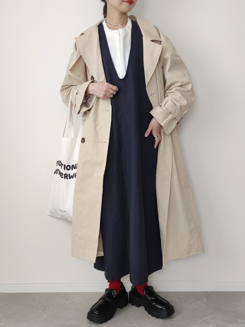 「ワンピース、トレンチコート、シャツスタイル、厚底シューズ、ローファー、トートバッグ、オーバーサイズ、ビッグシルエット、ママコーデ、春コーデ、春アウター、差し色(赤)、カラーソックス、大人カジュアル、ワンピーススタイル」｜「COTORICAのオーバーサイズトレンチ（トレンチコート、ベージュ系）」を使った、HALさん（レディース・162cm）の春コーディネートの1枚目の写真