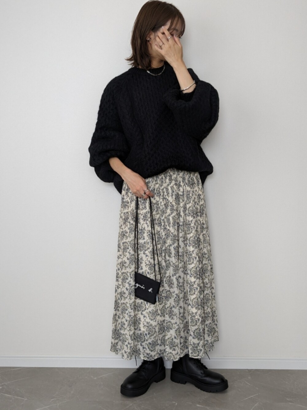 「秋服まるっと大公開、ニット、オーバーサイズ、プリーツスカート、ロングスカート、ユニクロ、UNIQLOC、ブーツ、レースアップシューズ、大人女子、きれいめカジュアル、秋冬コーデ、モノトーンコーデ、ママコーデ、selectmoca」｜「select MOCA by sonのオーバーサイズハニカムニット（ニット/セーター、ブラック系）」を使った、HALさん（レディース・162cm）の秋コーディネートの1枚目の写真