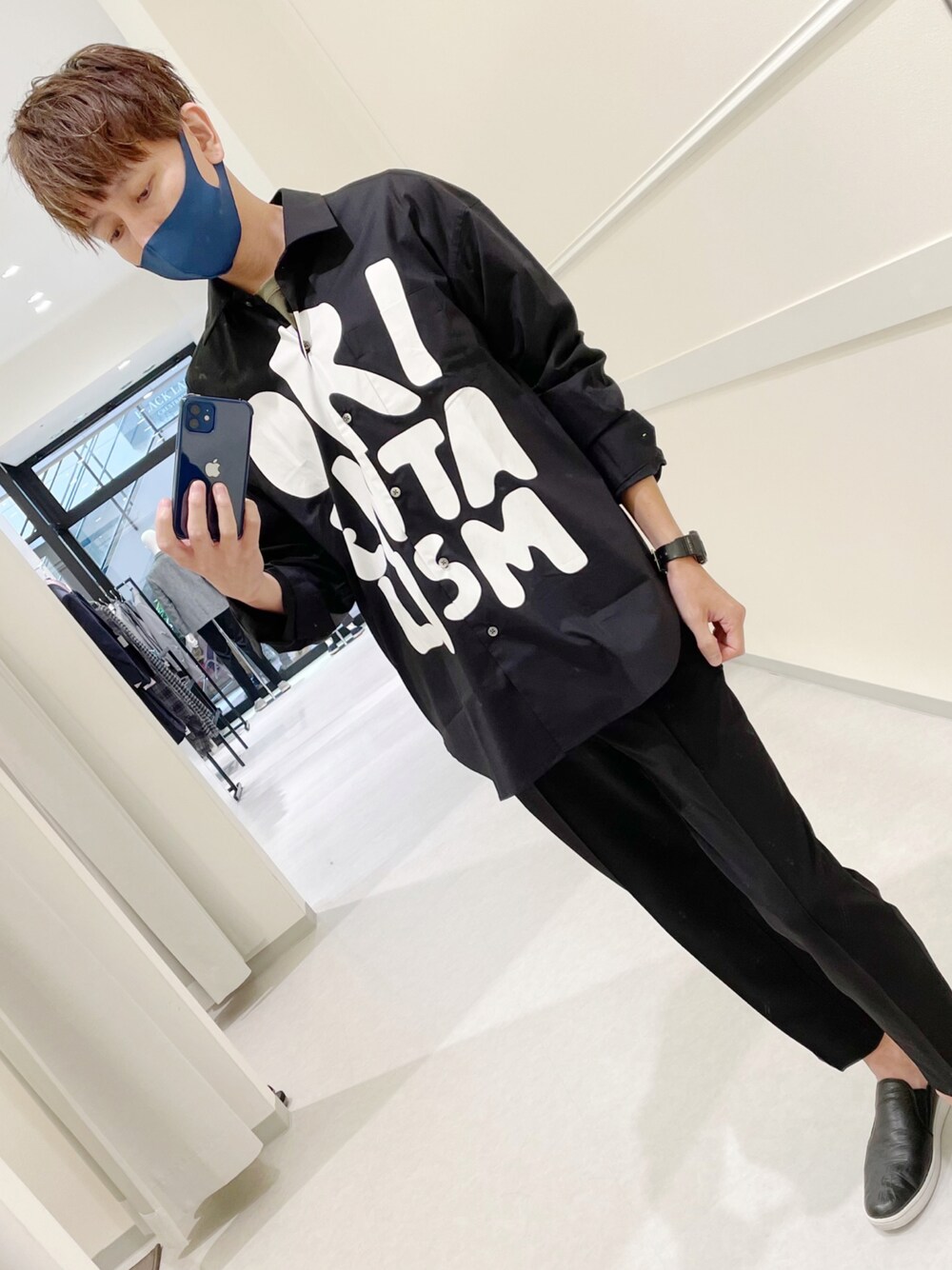 「秋コーデ、カジュアル、大人カジュアル、ブラックコーデ、ゆるコーデ、ランバンオンブルー」｜「LANVIN en Bleuのビックロゴプリント 長袖シャツ（シャツ/ブラウス、ブラック系）」を使った、Daisuke Morimotoさん（メンズ・178cm）の秋コーディネートの1枚目の写真