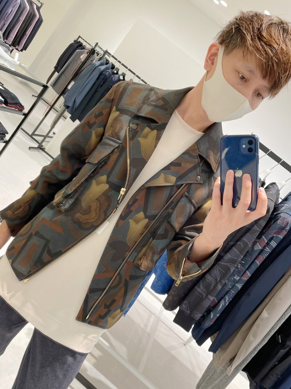 「ランバンオンブルー、ライダース、総柄、ダブルライダース」｜「LANVIN en Bleuのオリジナル グラフィックブルゾン（ライダースジャケット、グリーン系）」を使った、Daisuke Morimotoさん（メンズ・178cm）の秋コーディネートの1枚目の写真