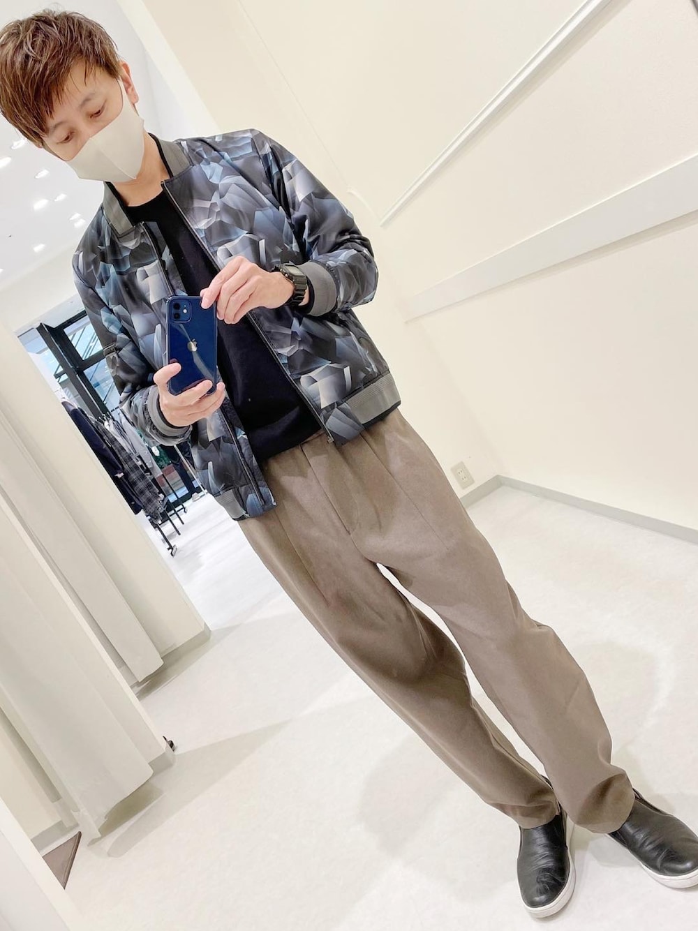 「ランバンオンブルー、ランバン、滋賀竜王アウトレット、柄、中綿ブルゾン」｜「LANVIN en BleuのSOLARISATION GEOMETRIC プリントブルゾン（ブルゾン、ブラック系）」を使った、Daisuke Morimotoさん（メンズ・178cm）の秋コーディネートの1枚目の写真