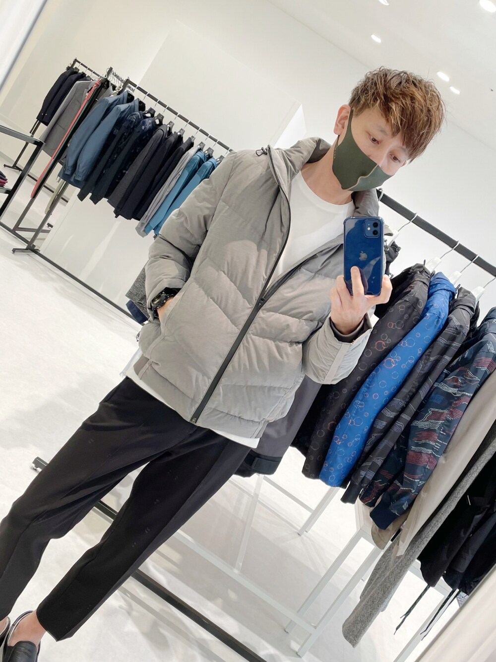 「ランバンオンブルー、ダウンジャケット、ショート丈、冬コーデ」｜「LANVIN en Bleuのブライトライン ダウンブルゾン（ダウンジャケット/コート、グレー系）」を使った、Daisuke Morimotoさん（メンズ・178cm）の秋コーディネートの1枚目の写真