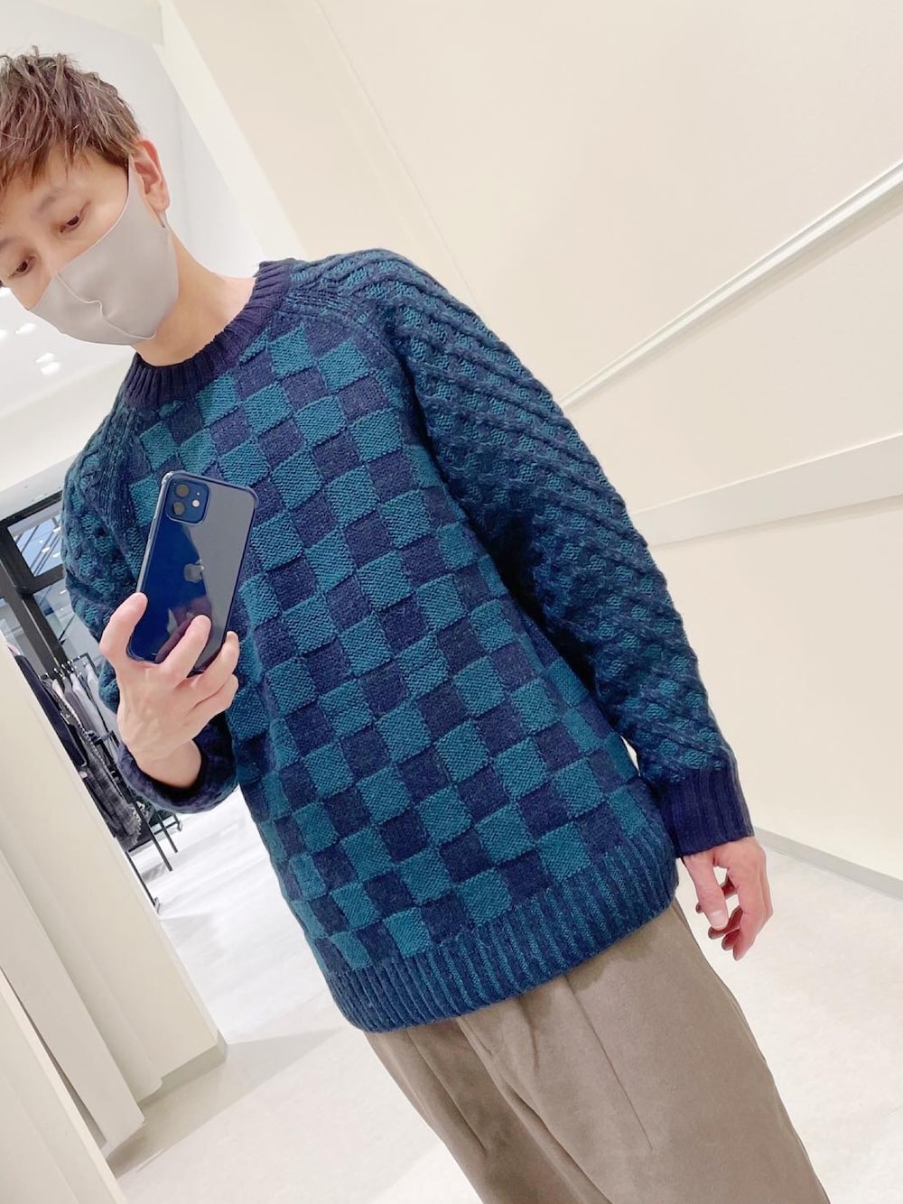 「秋冬コーデ、ランバンオンブルー、炭治郎、鬼滅の刃、オーバーサイズニット」｜「LANVIN en Bleuのブロックチェック ローゲージニット（ニット/セーター、ブルー系）」を使った、Daisuke Morimotoさん（メンズ・178cm）の秋コーディネートの1枚目の写真