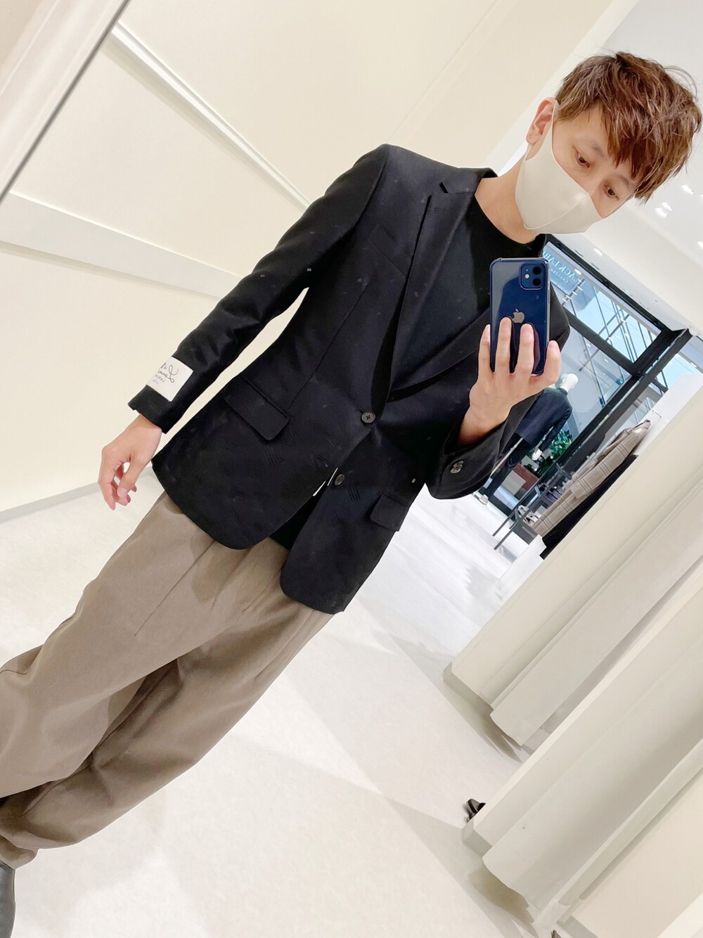 「ジャケット、ランバンオンブルー、黒ジャケット」｜「LANVIN en Bleuのアイテム（テーラードジャケット、ブラック系）」を使った、Daisuke Morimotoさん（メンズ・178cm）の秋コーディネートの1枚目の写真
