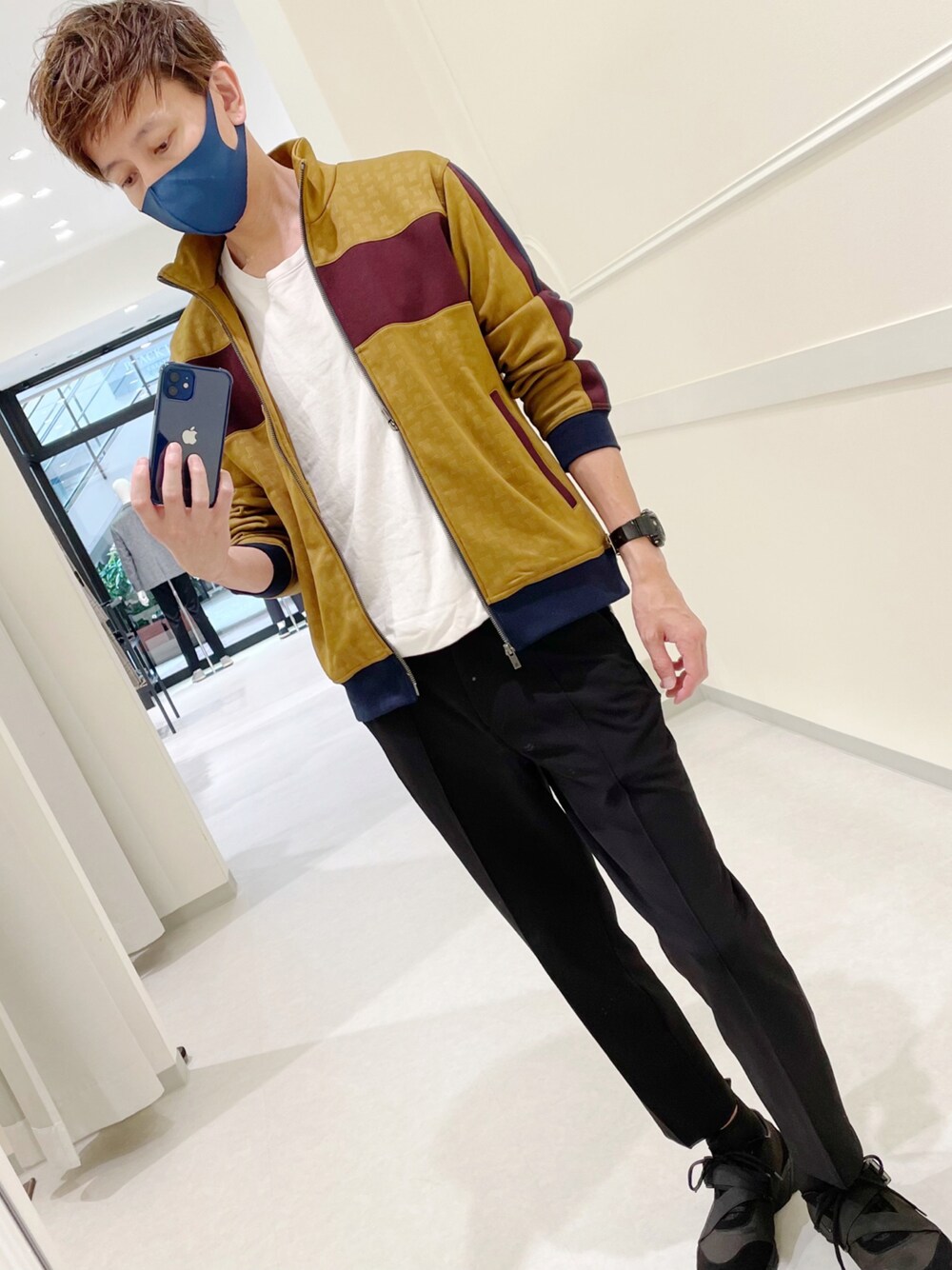 「ランバンオンブルー、秋コーデ、シンプルコーデ、カジュアル、大人カジュアル、休日コーデ、スニーカーコーデ」｜「LANVIN en Bleuのモノグラムエンボス加工 トラックジャケット（Tシャツ/カットソー、ブラウン系）」を使った、Daisuke Morimotoさん（メンズ・178cm）の秋コーディネートの1枚目の写真