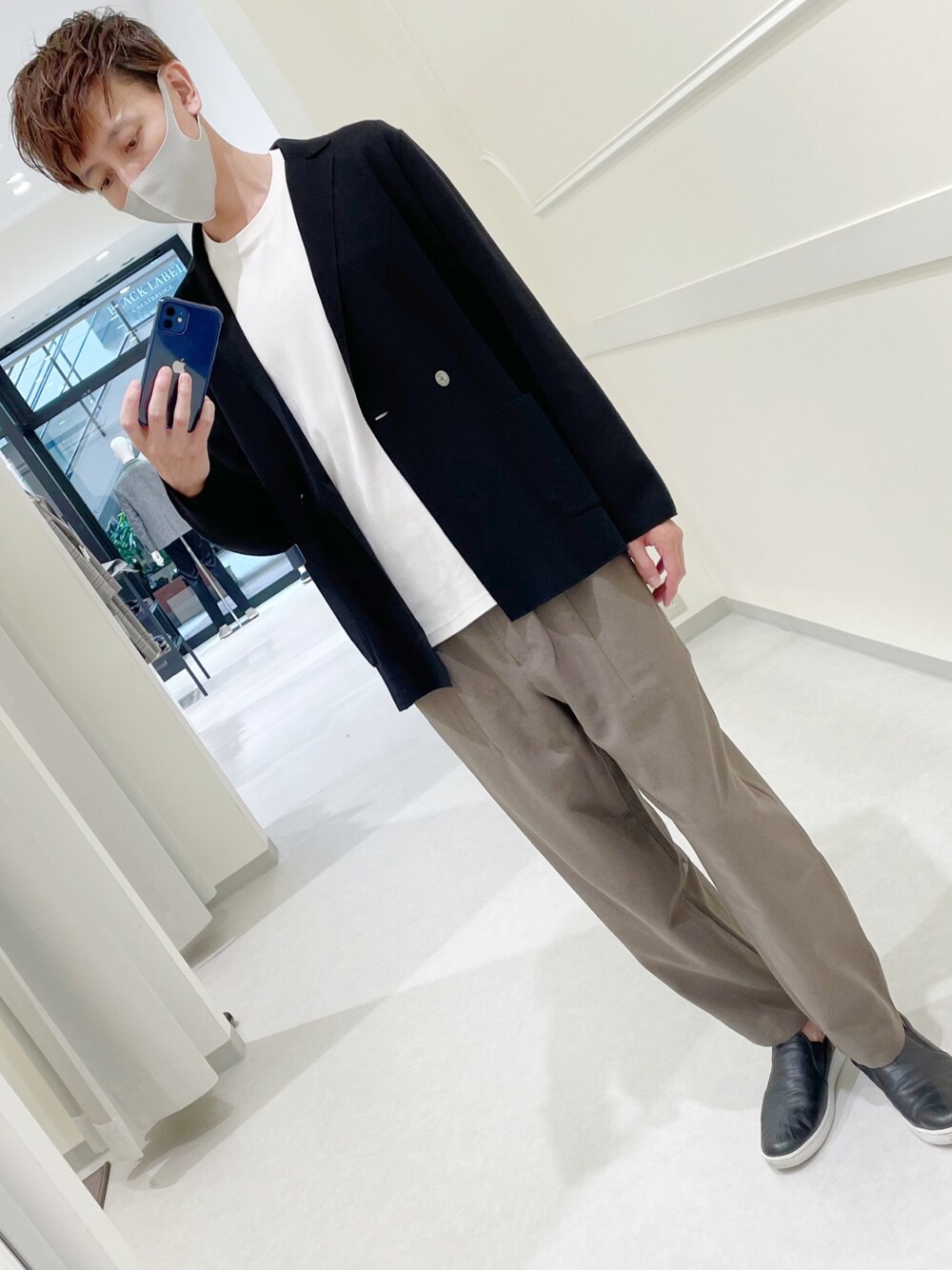 「秋コーデ、シンプルコーデ、カジュアル、大人カジュアル、ワイドパンツ、ランバン、カーディガン」｜「LANVIN collectionのアイテム（カーディガン/ボレロ、ブラック系）」を使った、Daisuke Morimotoさん（メンズ・178cm）の秋コーディネートの1枚目の写真