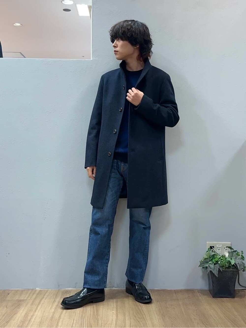 ブルー系のその他アウター、ブルー系のデニムパンツを着用したメンズの冬コーディネートの1枚目の写真
