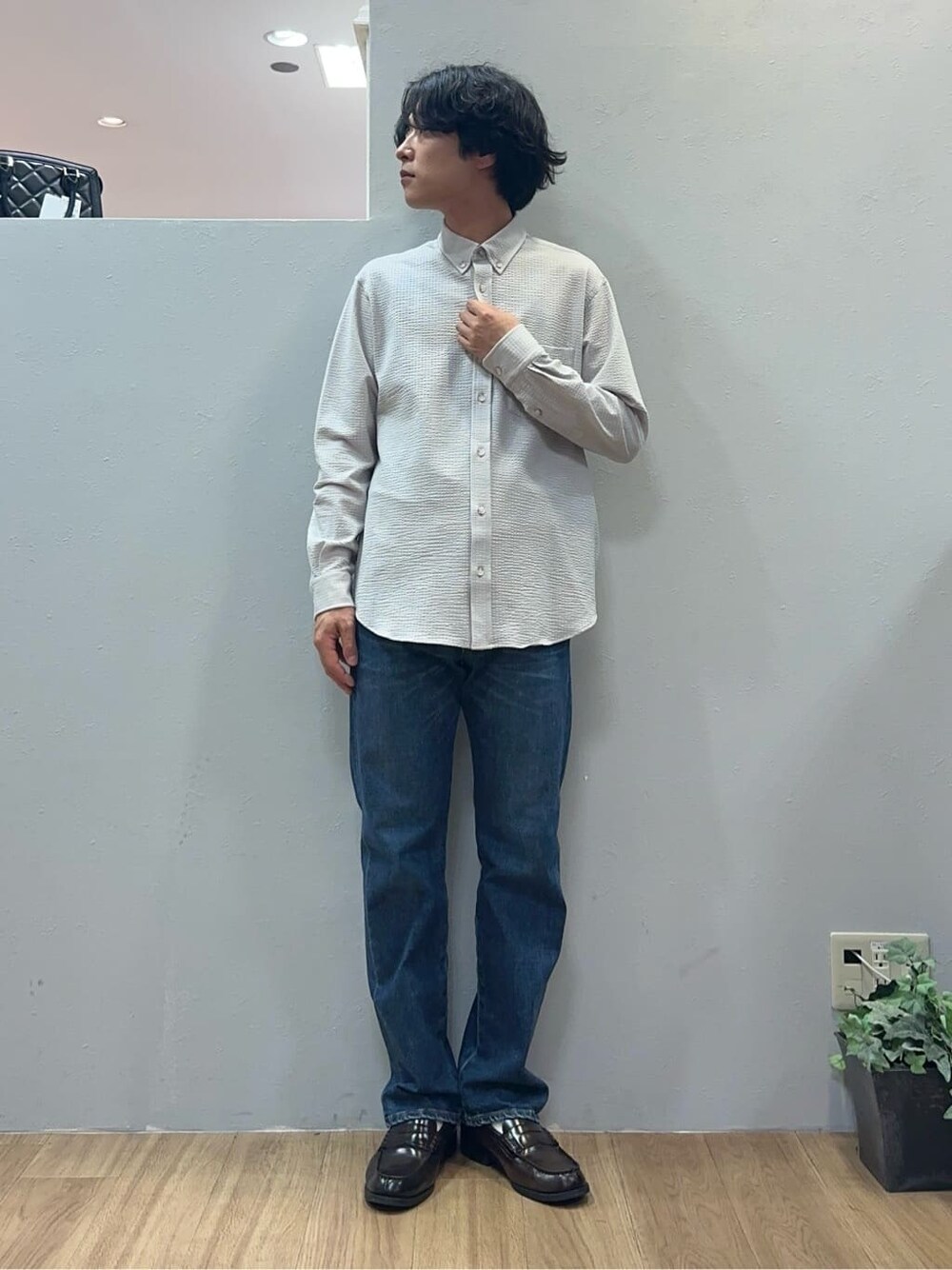 グレー系のシャツ/ブラウス、ブルー系のデニムパンツを着用したメンズの秋コーディネートの1枚目の写真