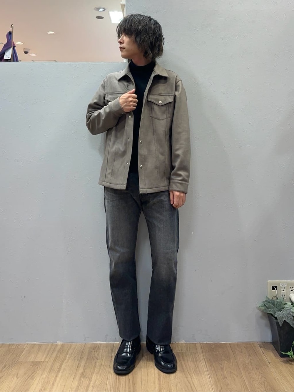 ベージュ系のブルゾン、ブラック系のニット/セーター、グレー系のデニムパンツを着用したメンズの秋コーディネートの1枚目の写真