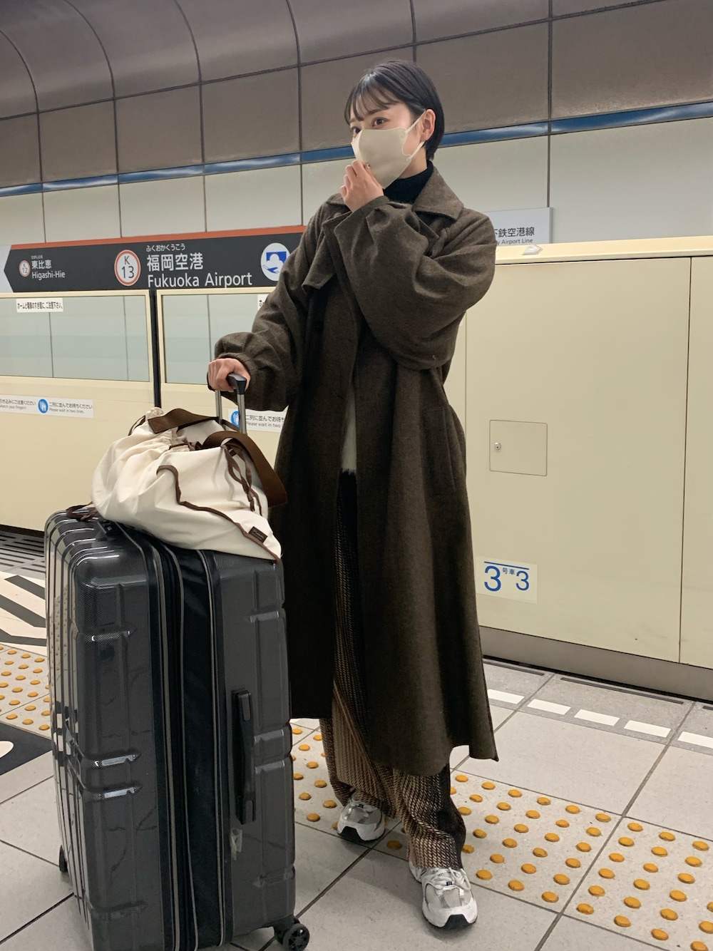 吉田南歩さんの「chocochip coat（neam）」を使ったコーディネートの1枚目の写真