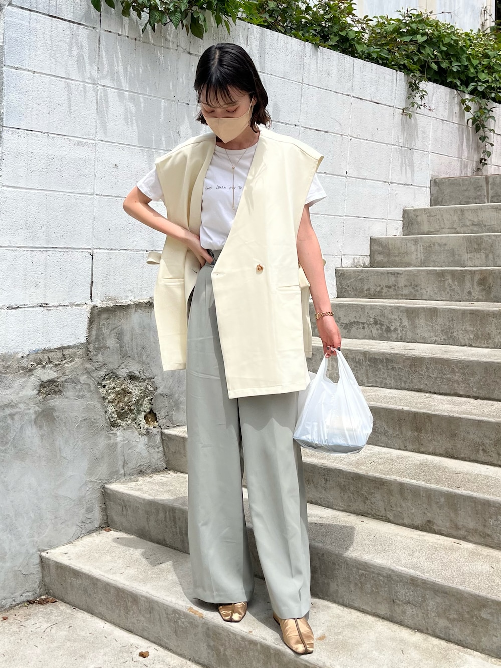 吉田南歩さんの「フラットリボンベスト/セットアップ着用可能商品/ウエストリボンアレンジでマルチWAYに（VANNIE U）」を使ったコーディネートの1枚目の写真