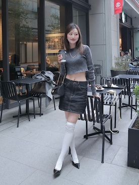 「SHEINのアイテム（デニムスカート、ブルー系）」を使った、吉田南歩さん（レディース・161cm）の春コーディネート