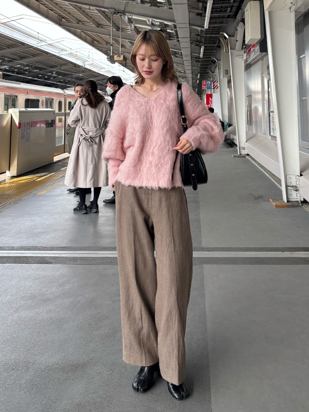 「ピンクニット、春ニット、シャギーニット、ピンク×ブラウン、ブラウン×ピンク、THETOE」｜「6の＜6(ROKU)＞毛麻ハイウエスト パンツ（スラックス、ブラウン系）」を使った、吉田南歩さん（レディース・161cm）の春コーディネートの1枚目の写真