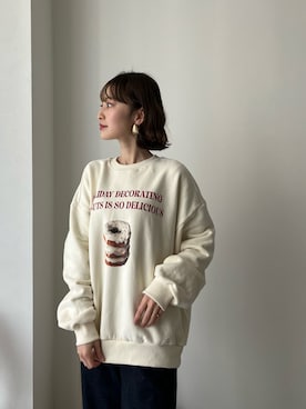 デニムパンツを使った 白スウェット のレディース人気ファッションコーディネート Wear