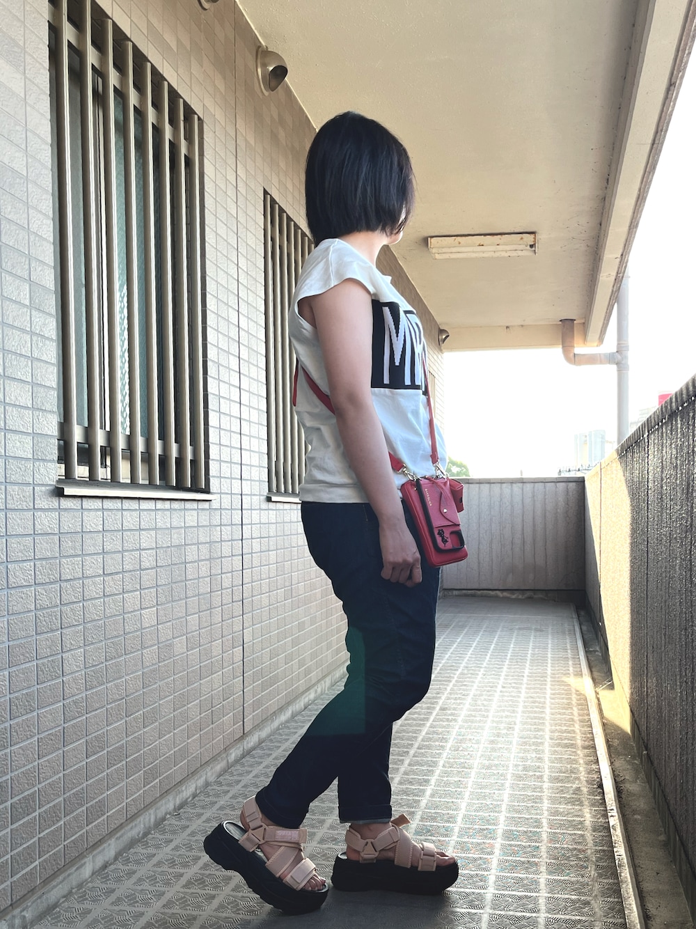 「カジュアルコーデ、休日スタイル、Mirror9、BANDOLIER、urch、SHAKA」｜「MIRROR9のアイテム（Tシャツ/カットソー、ホワイト系）」を使った、れーなさん（レディース・159cm）の秋コーディネートの1枚目の写真
