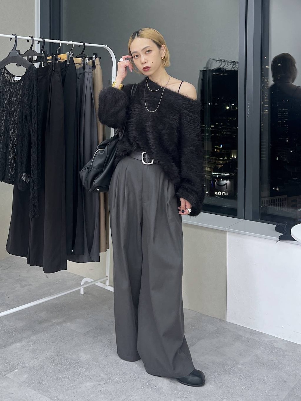 ブラック系のショルダーバッグ、ブラック系のその他シューズ、ブラック系のニット/セーターを着用したレディースの秋コーディネートの1枚目の写真