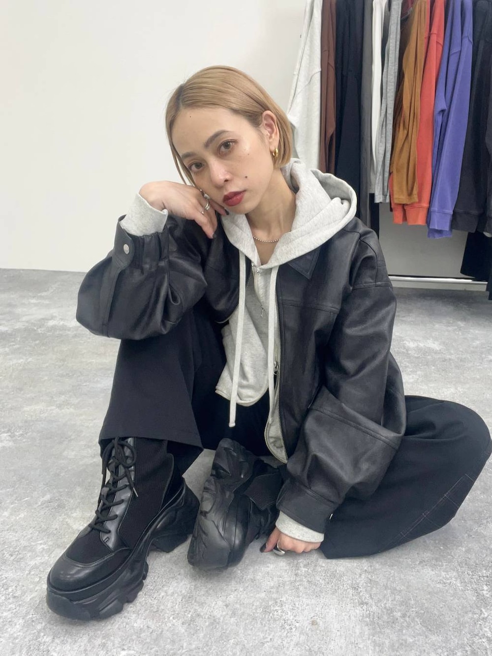 ブラック系のブーツ、ブラック系のスラックス、ブラック系のブルゾンを着用したレディースの秋コーディネートの1枚目の写真