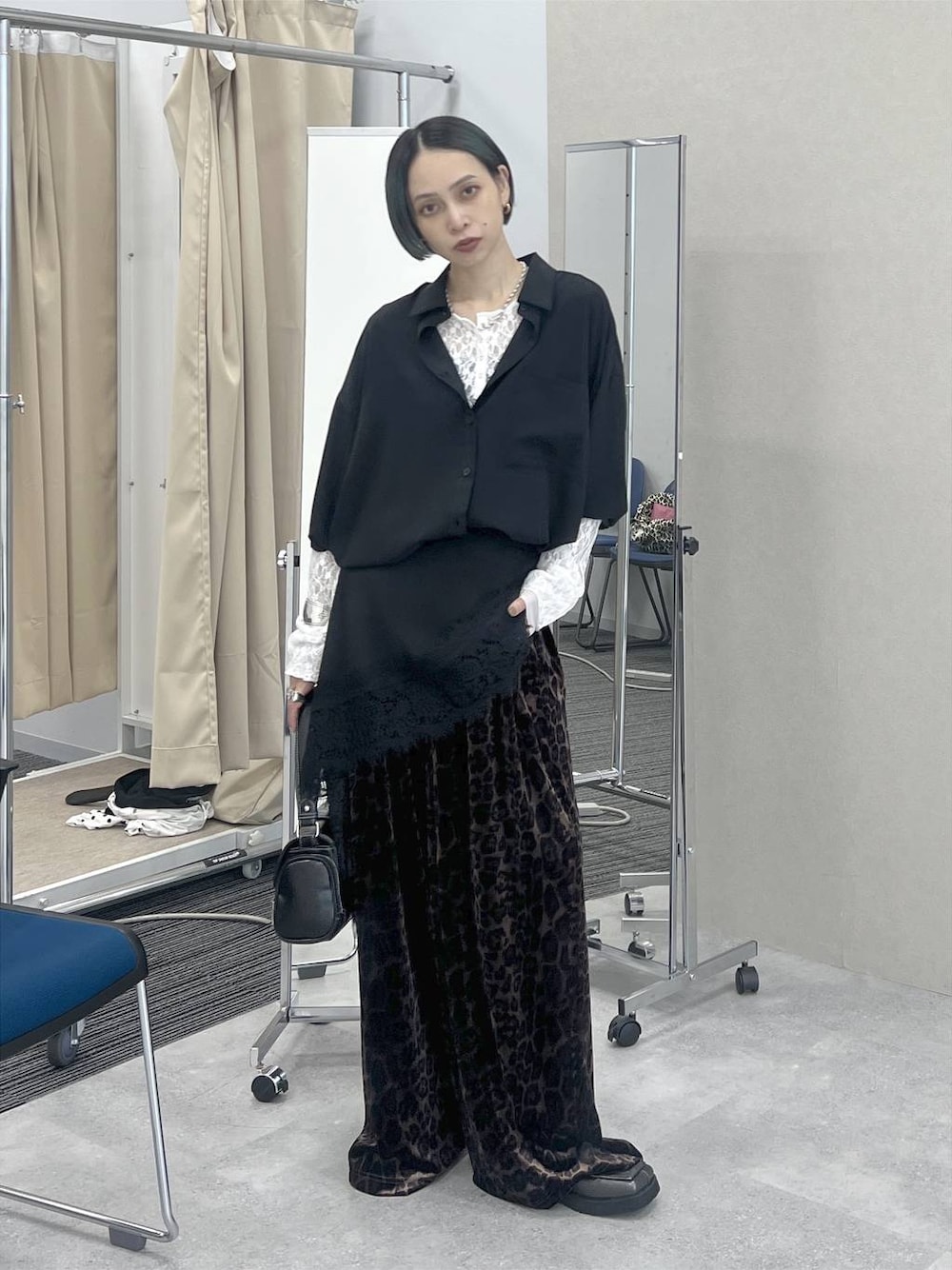 ホワイト系のシャツ/ブラウス、その他のその他パンツ、ブラック系のシャツ/ブラウスを着用したレディースの夏コーディネートの1枚目の写真