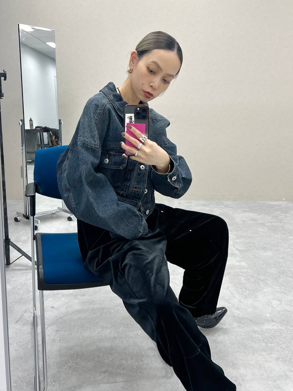 ブラック系のショルダーバッグ、ブルー系のデニムジャケット、ブラック系のその他パンツを着用したレディースの秋コーディネートの1枚目の写真