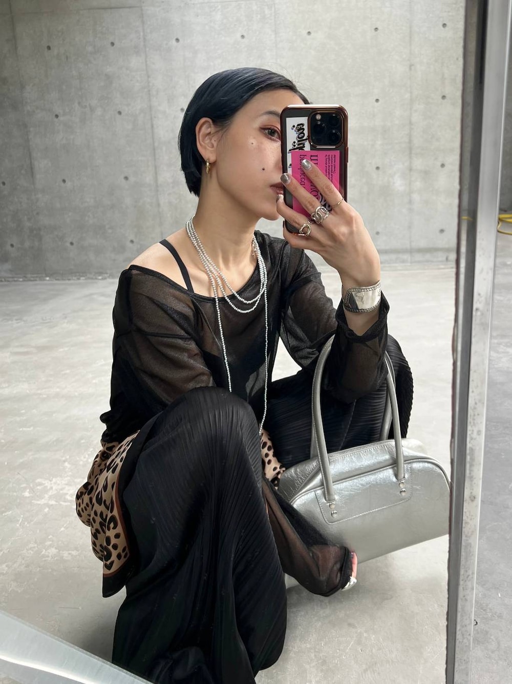 「女子ウケ、着痩せ・細見え、個性派、低身長、PAGEBOY、シンプルコーデ、春コーデ、シアートップス、ブラックコーデ」｜「PAGEBOYの【前後着用可能】シアーカット2WAYロングスリーブ（Tシャツ/カットソー、ブラック系）」を使った、meiさん（レディース・154cm）の春コーディネートの1枚目の写真