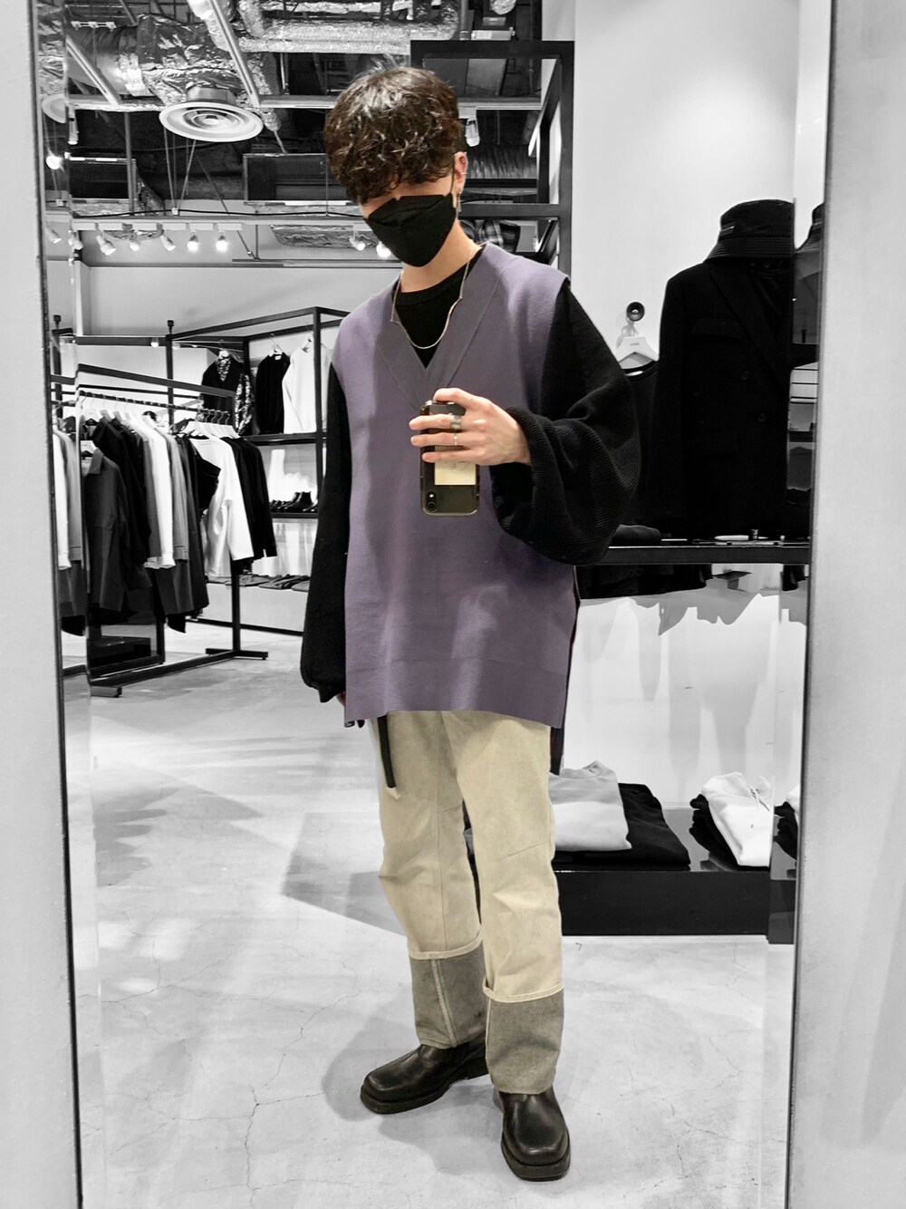 「ベスト、ベストコーデ、デニムパンツ、シンヤコズカ、パープルコーデ、ルイス(Lui's)、Lui's」｜「Lui'sのミラノリブVネックベスト（ニット/セーター、パープル系）」を使った、ヤマモトさん（メンズ・170cm）の秋コーディネートの1枚目の写真