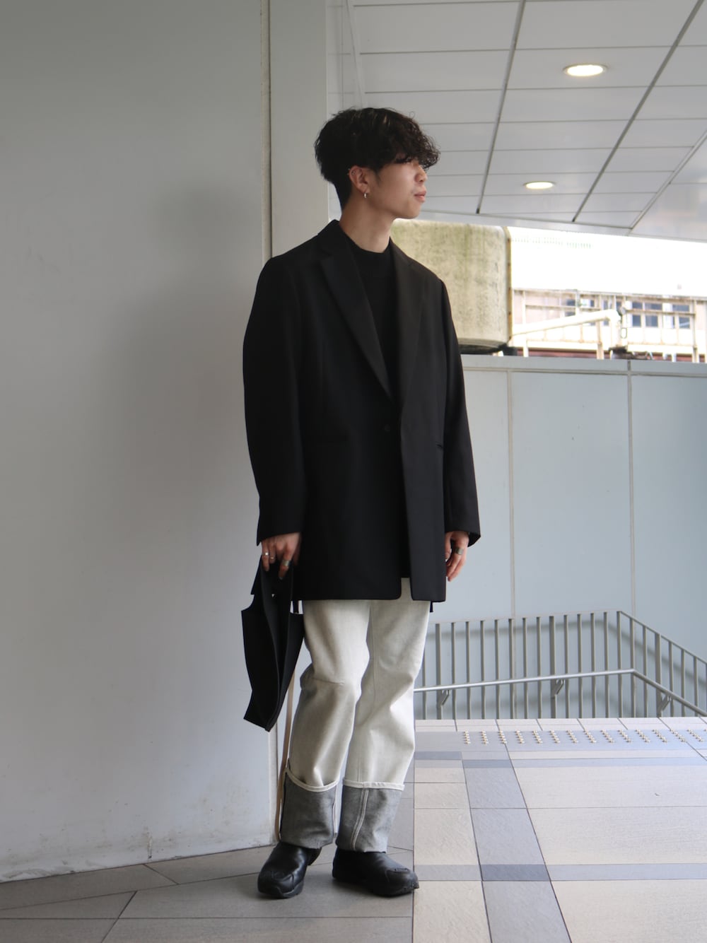 「シンプルコーデ、ジャケット、白黒、ジャケットコーデ、セットアップ、Lui's、SHINYA KOZUKA、シンヤコズカ」｜「Lui'sの【オリジナルファブリック4×4セットアップシリーズ】 ロングジャケット（テーラードジャケット、ブラック系）」を使った、ヤマモトさん（メンズ・170cm）の秋コーディネートの1枚目の写真