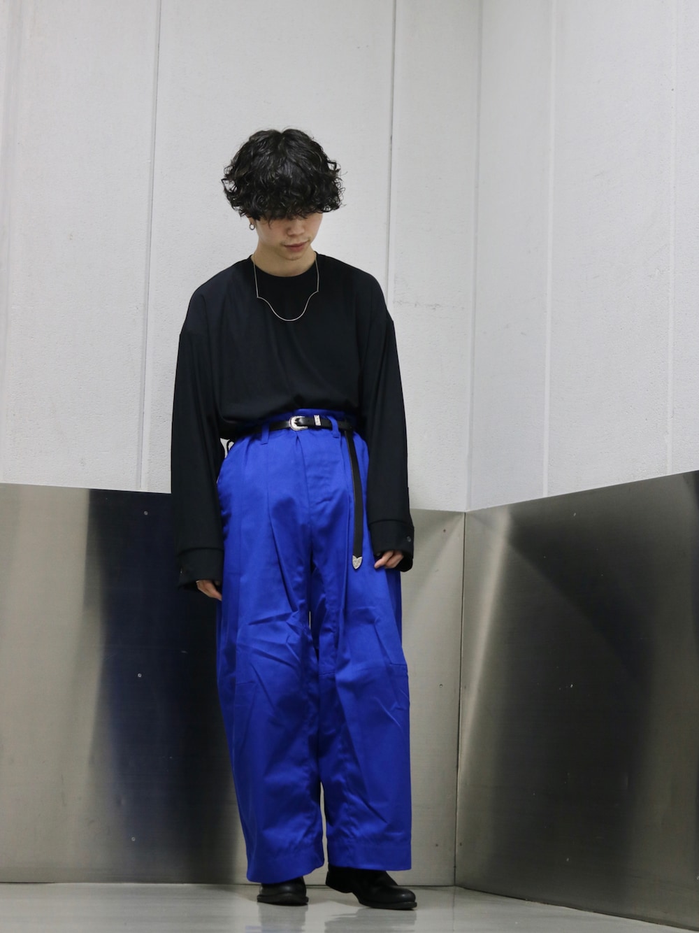 「SHINYA KOZUKA、シンヤコズカ、バギーパンツ、カラーパンツ、ワイドパンツ、ワイドシルエット、Lui's」｜「Lui'sのトリコットカフス付きカットソー（Tシャツ/カットソー、ブラック系）」を使った、ヤマモトさん（メンズ・170cm）の夏コーディネートの1枚目の写真