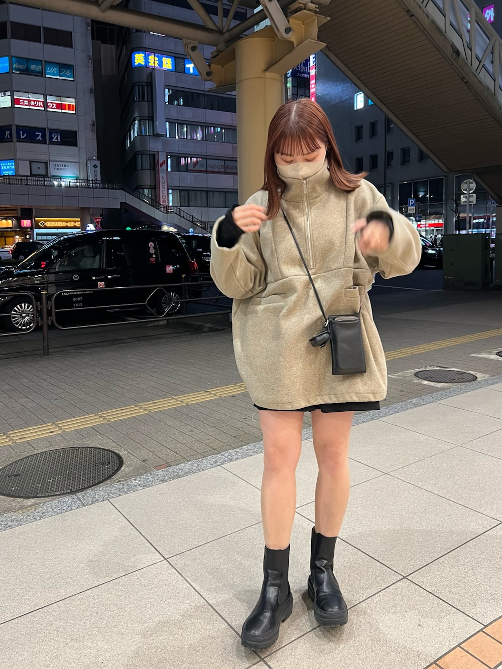 ベージュ系のニット/セーター、ブラック系のショルダーバッグ、ブラック系のTシャツ/カットソーを着用したレディースの秋コーディネートの1枚目の写真