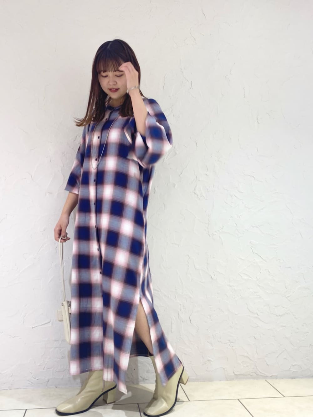 「秋コーデ、大人カジュアル、シンプル、チェックワンピース、ワンピースコーデ、シャツワンピース、チェックシャツワンピース、mystic、mysticstaff、ゆるコーデ」｜「mysticのチェックシャツワンピース（ワンピース、ピンク系）」を使った、abe kanonさん（レディース・158cm）の秋コーディネートの1枚目の写真